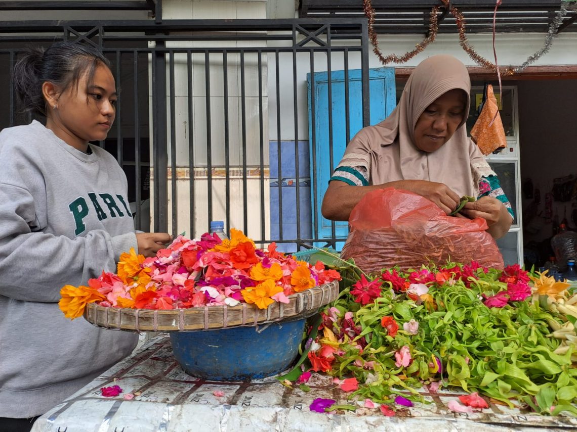 Penjual Bunga Tabur di Tuban Banjir Pembeli Jelang Ramadan, Omzet Sampai Rp14 Juta 1 Bunga Tabur 2