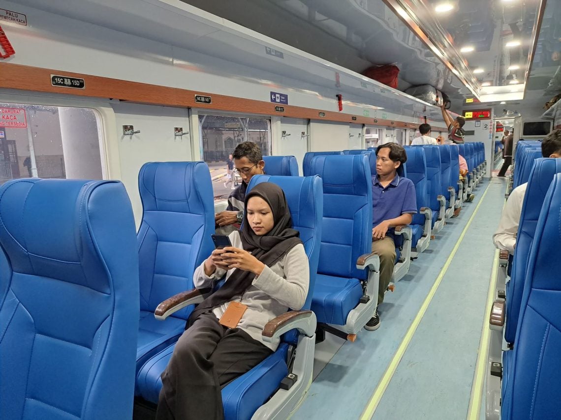 180 Ribu Tiket Kereta Api Terjual untuk Angkutan Lebaran 2024 di Surabaya 1 Penumpang di kereta api generasi baru Gaya Baru Malam Selatan (Foto: Dok. Daop 8 Surabaya)