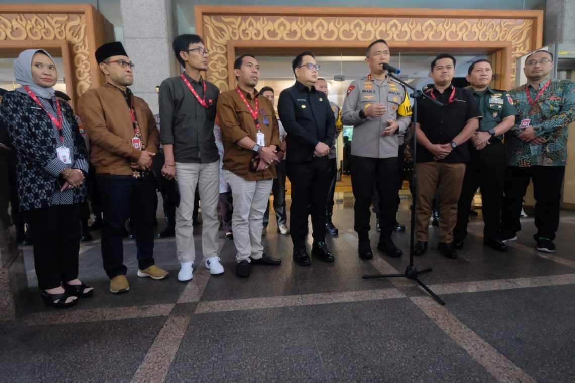 Kapolda Jatim Pastikan Kelancaran Distribusi Hasil Rekapitulasi Kabupaten Jember 1 Kapolda Jatim di KPU