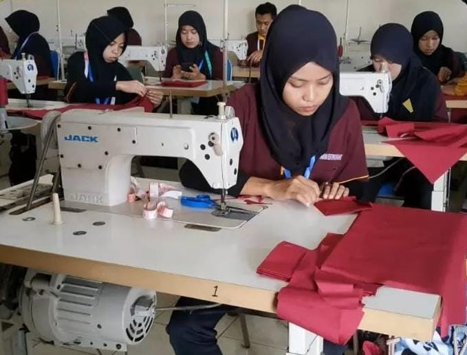 11 Orang Warga Mojokerto Isi Kolom Pekerjaan di Dokumen Kependudukan Sebagai Paranormal 2 Penjahit