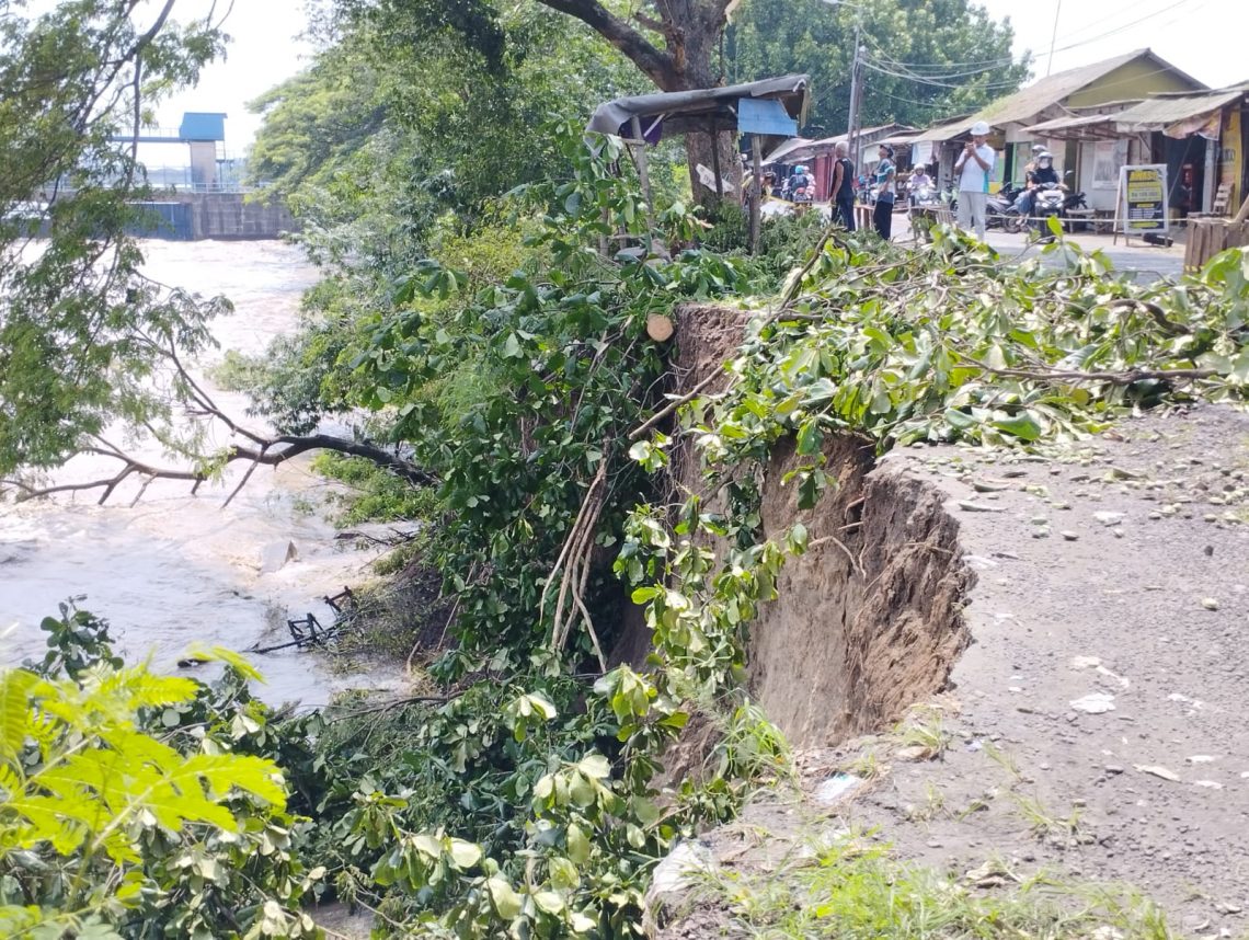 Jalur Alternatif Mojokerto-Sidoarjo Longsor, Pengendara Diminta Hati-Hati 1 Jalan penghubung Mojokerto - Sidoarjo