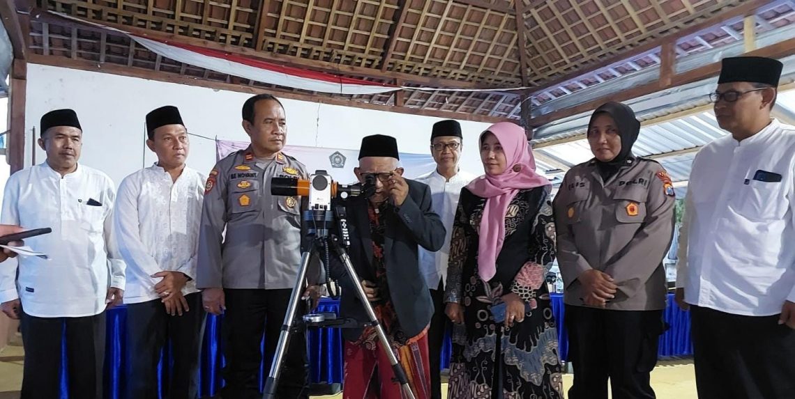 Pemantauan hilal di menara Desa Banyuurip, Kecamatan Senori Kabupaten Tuban, pada Minggu sore (10/03/2024)