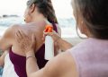 Memakai sunscreen.
