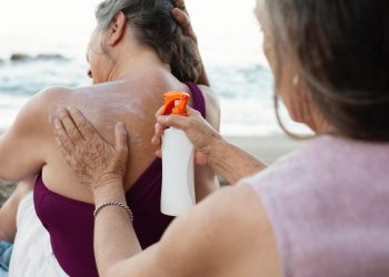 Memakai sunscreen.