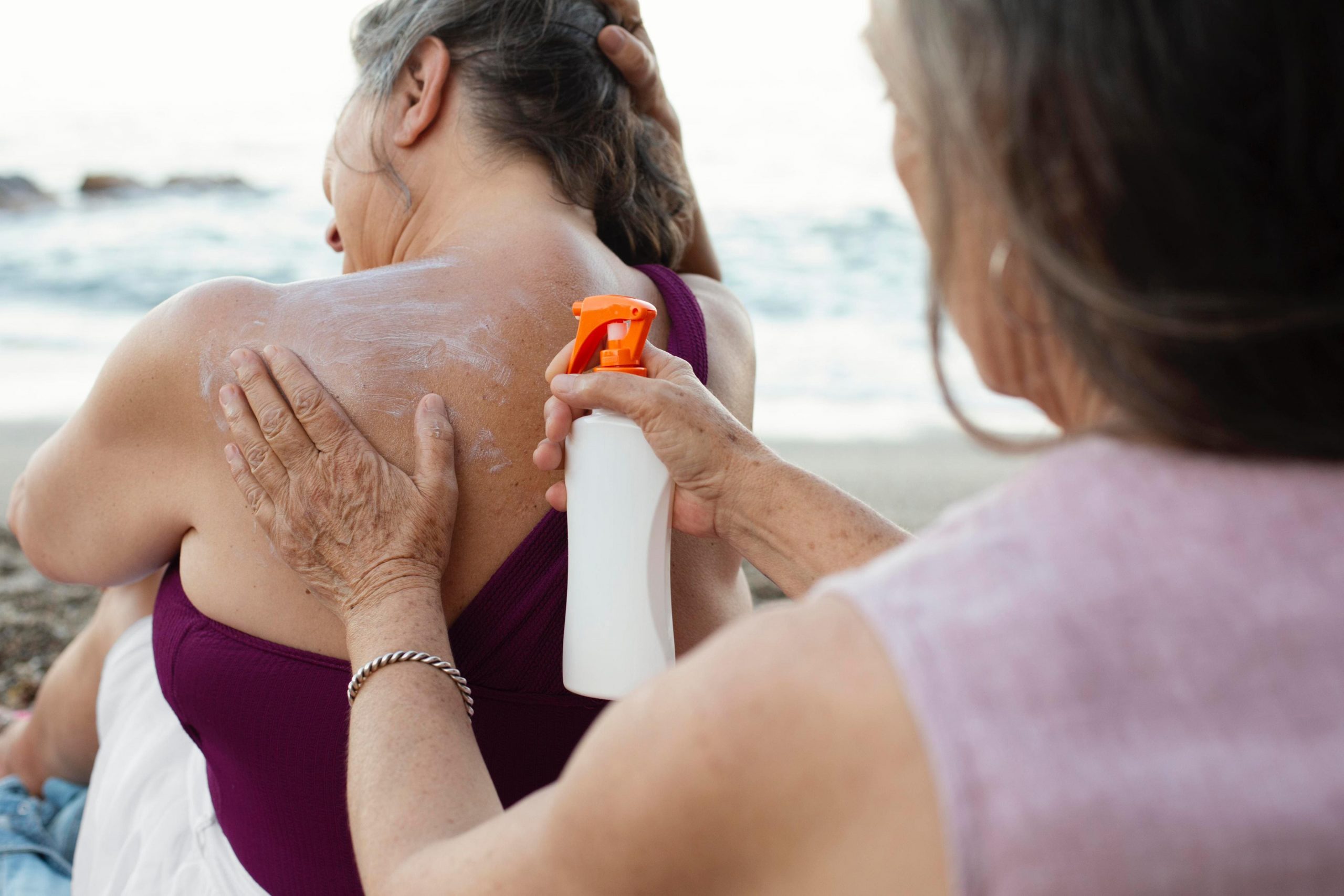 Memakai sunscreen.