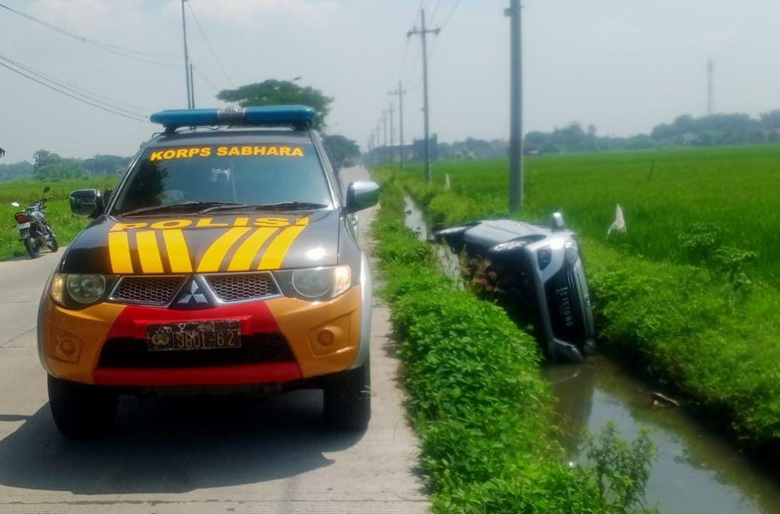 Mobil Ayla kecelakaan di parit Mojokerto.