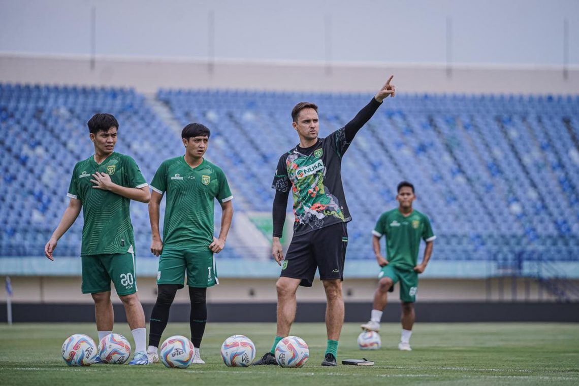 Demi Selamat dari Zona Degradasi, Persebaya Siap Hadapi Tim Papan Atas Persib Bandung 1 Persebaya.