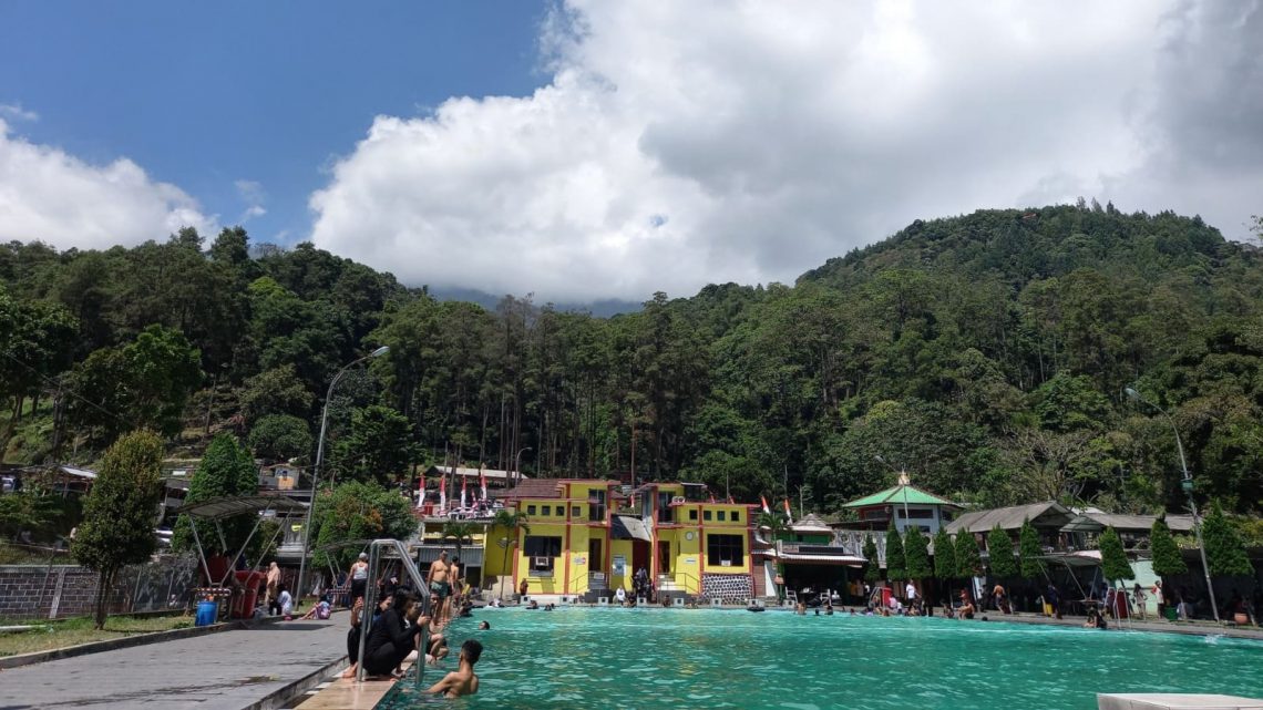 Wisata Air Panas Padusan.