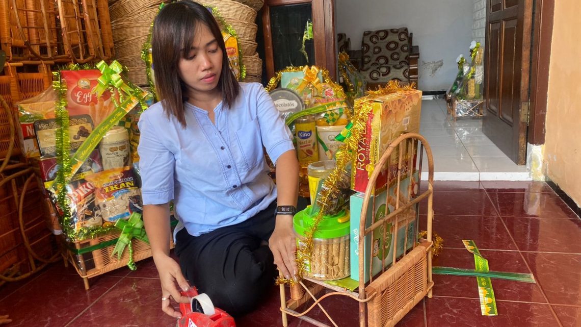 Jelang Lebaran, Pengusaha Hampers di Tuban Senang Orderan Melonjak Drastis 1 Pengusaha hampers.
