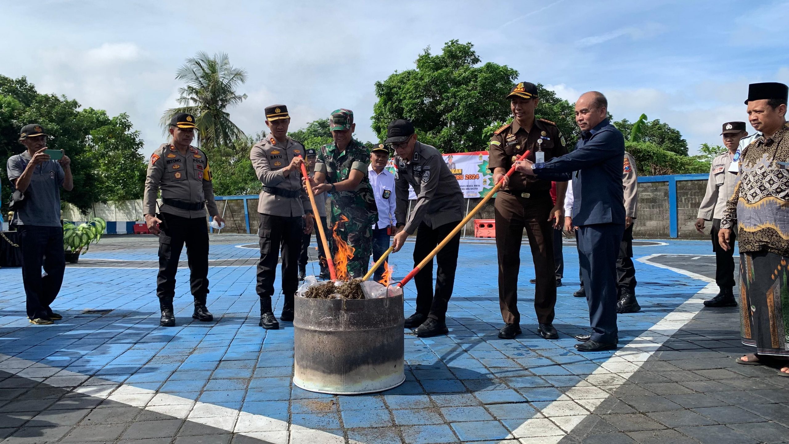 Polres Jember Musnahkan Barang Bukti Hasil Operasi Pekat 2024, Ada 5.000 Botol Miras hingga Knalpot Brong 3 Operasi Pekat Polres Jember.