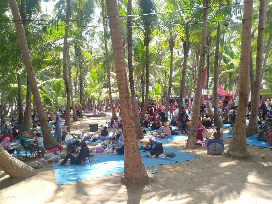 Pengunjung Wisata Pantai Kelapa Tuban.