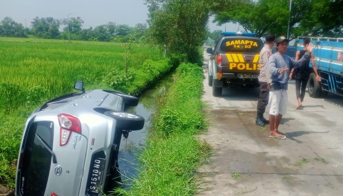 Dugaan Sopir Ngantuk, Mobil Ayla di Mojokerto Nyemplung ke Parit Pasca Pulang dari RS 1 Mobil Ayla.