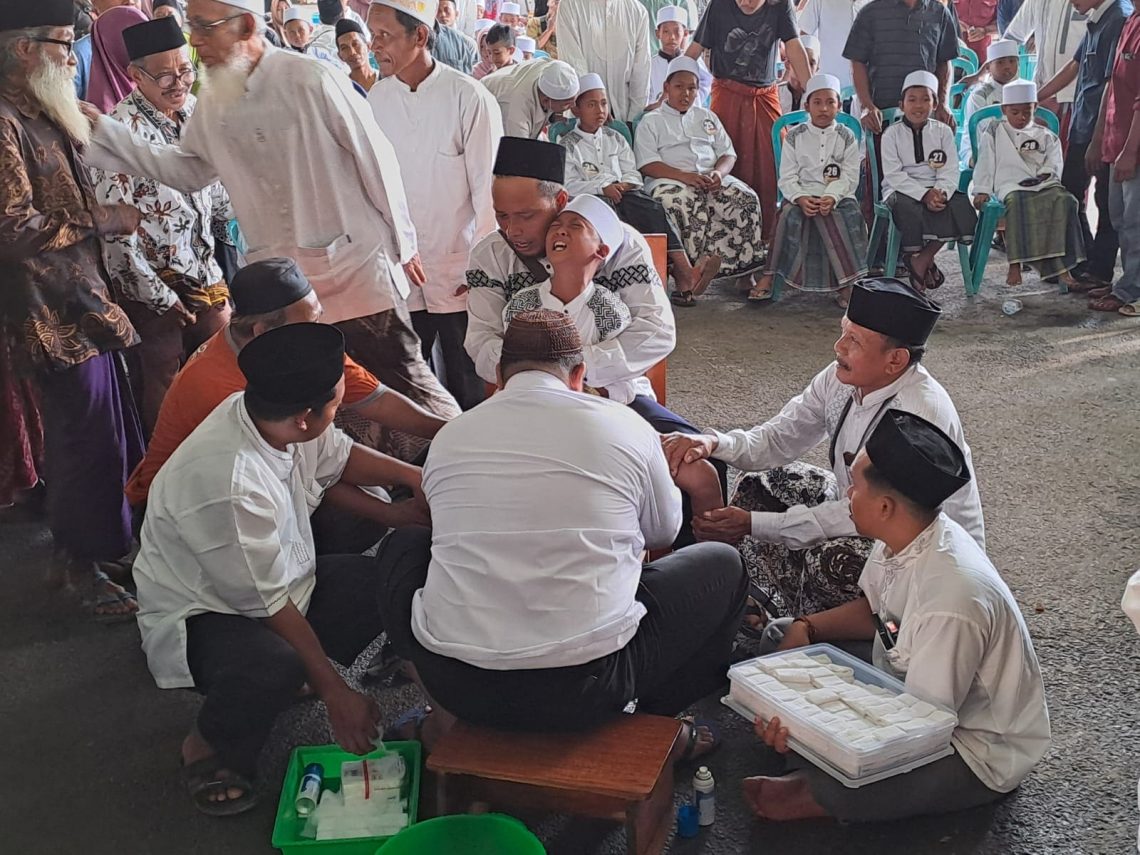Khitanan Massal Peringati Haul Syekh Ibrahim Asmaraqondi Tuban, Orang Tua Ngalap Berkah lewat Anak: Sunat Kayak Digigit Semut 1 khitanan massal.