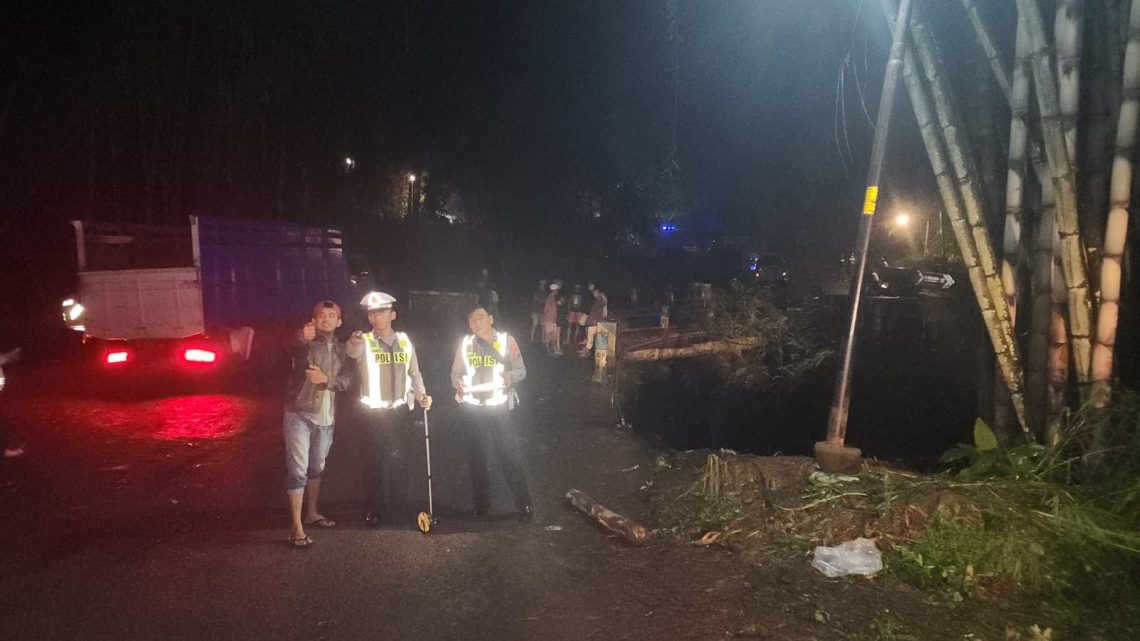Dugaan Tak Kuat Nanjak, Truk Tergelincir Masuk Jurang Tabrak 3 Pemotor di Tutur Pasuruan, Satu Pelajar Tewas 1 Truk tergelincir.