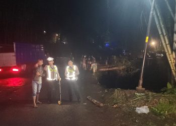 Dugaan Tak Kuat Nanjak, Truk Tergelincir Masuk Jurang Tabrak 3 Pemotor di Tutur Pasuruan, Satu Pelajar Tewas 2 Truk tergelincir.