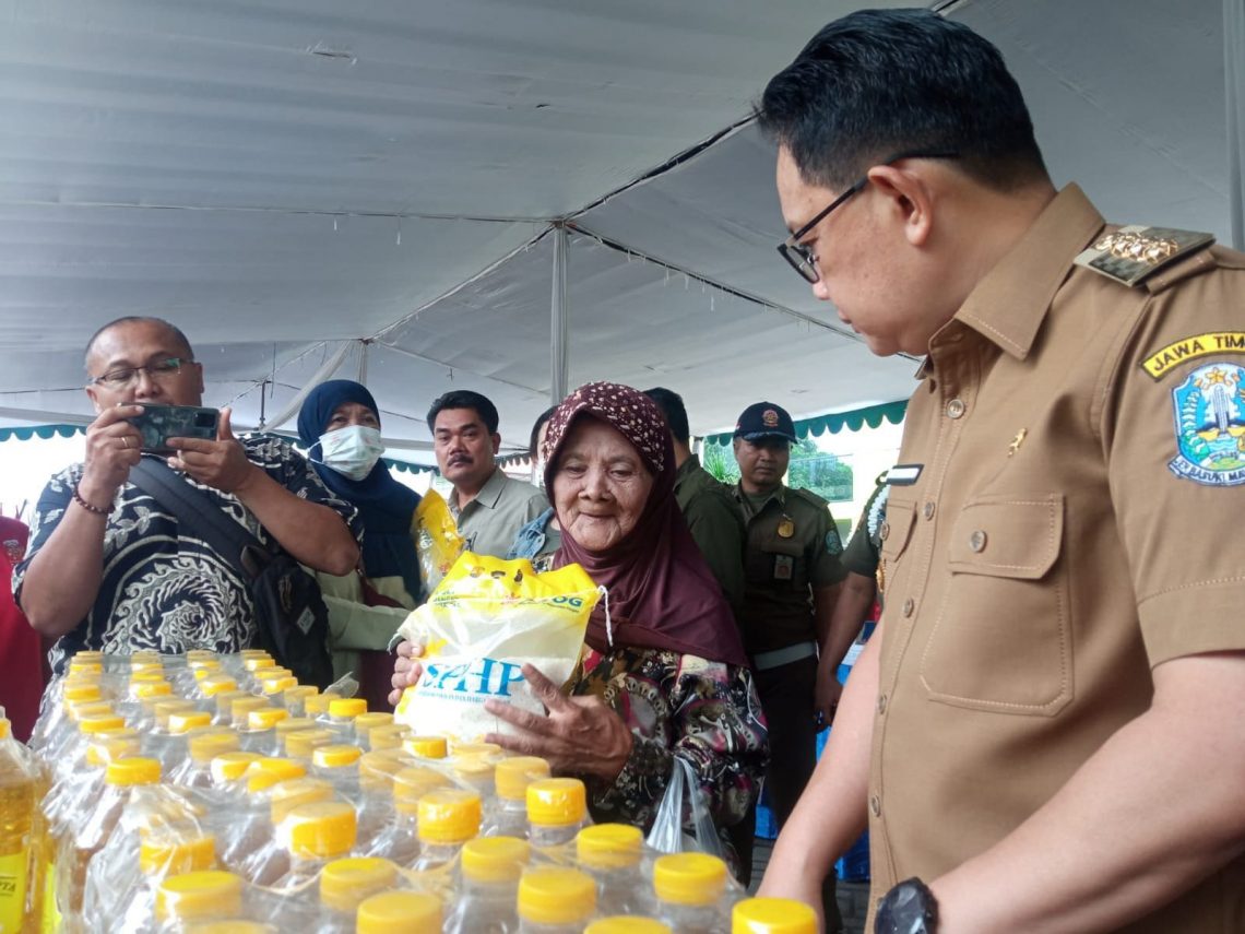 Jelang Lebaran Idulfitri, Pemprov Jatim Pastikan Stok Bahan Pokok Aman 1 Pj Gubernur Jawa Timur Adhy Karyono saat menggelar apel pasar murah di Surabaya, Senin (01/04/2024). (Foto: Izzatun Najibah/Tugu Jatim)