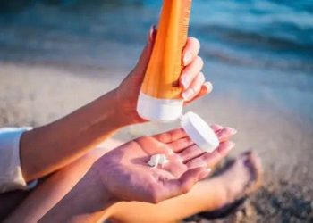 Pemakaian skincare.