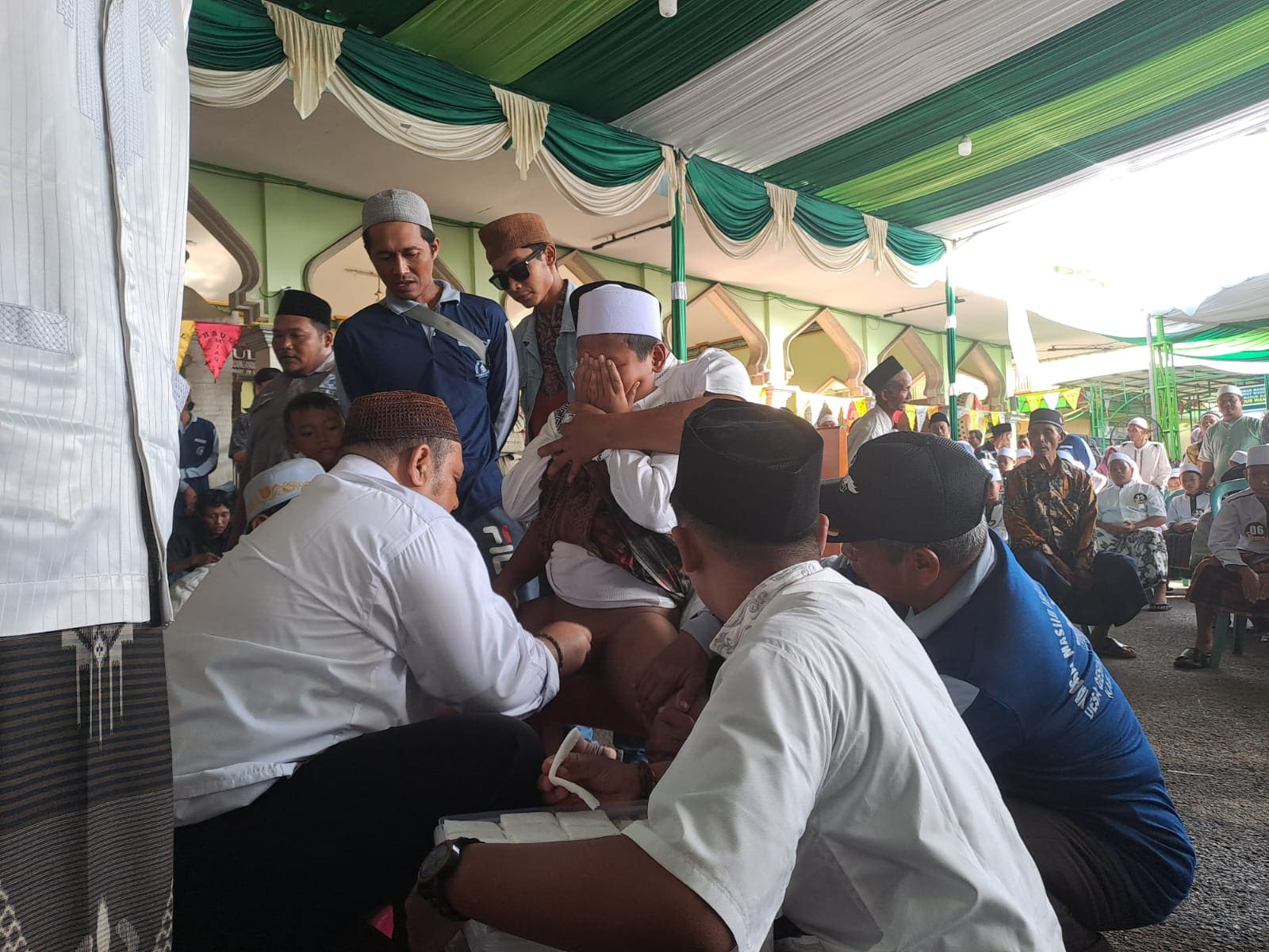 Khitanan Massal Peringati Haul Syekh Ibrahim Asmaraqondi Tuban, Orang Tua Ngalap Berkah lewat Anak: Sunat Kayak Digigit Semut 3 khitanan massal Tuban.