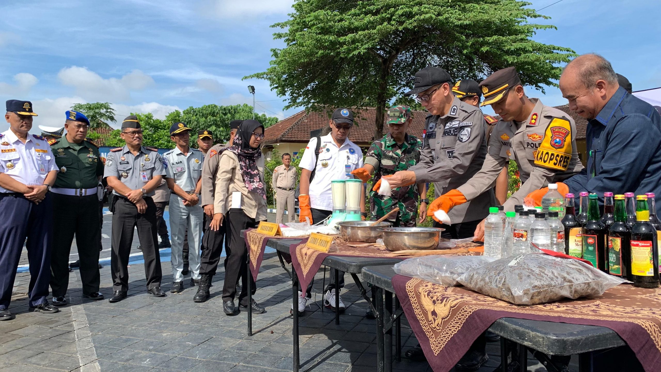 Polres Jember Musnahkan Barang Bukti Hasil Operasi Pekat 2024, Ada 5.000 Botol Miras hingga Knalpot Brong 2 Operasi Pekat Polres Jember.