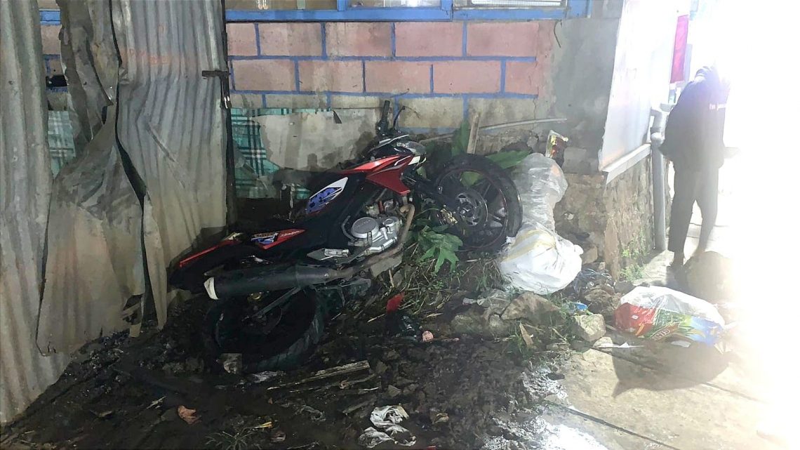 Nyaris Tewas, Pemuda Kota Batu Kecelakaan Tunggal Terperosok hingga Tabrak Tembok Rumah Warga 1 Kecelakaan tunggal.