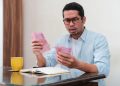 Mengatur keuangan.