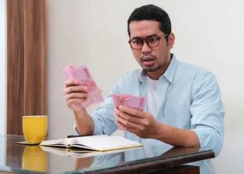 Mengatur keuangan.