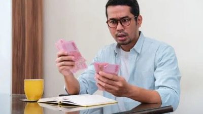 Mengatur keuangan.