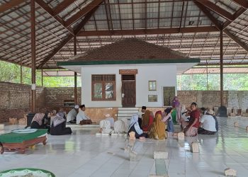 tradisi ziarah kubur