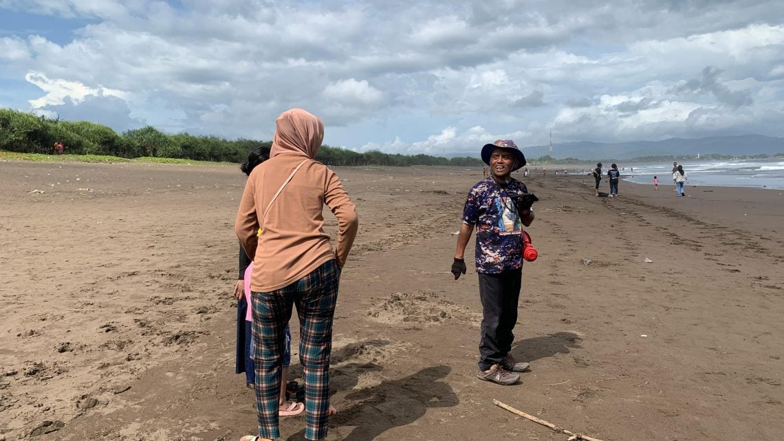 Relawan Ingatkan Bahaya Berenang di Palung Pantai Watu Ulo, Ini Titik Lokasi yang Harus Diperhatikan Pengunjung 1 Palung Pantai Watu Ulo
