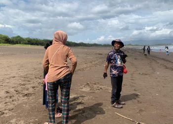 Relawan Ingatkan Bahaya Berenang di Palung Pantai Watu Ulo, Ini Titik Lokasi yang Harus Diperhatikan Pengunjung 1 Palung Pantai Watu Ulo