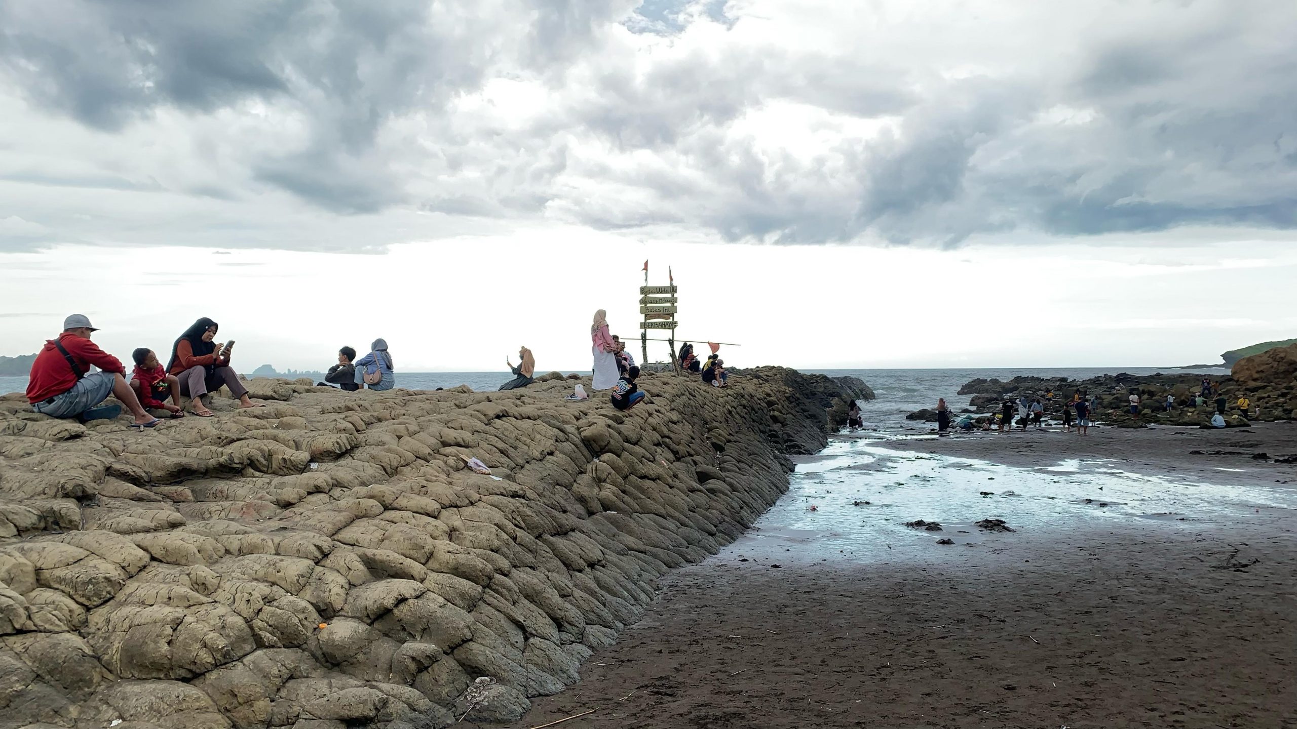 Tips Berenang Aman di Pantai Selatan