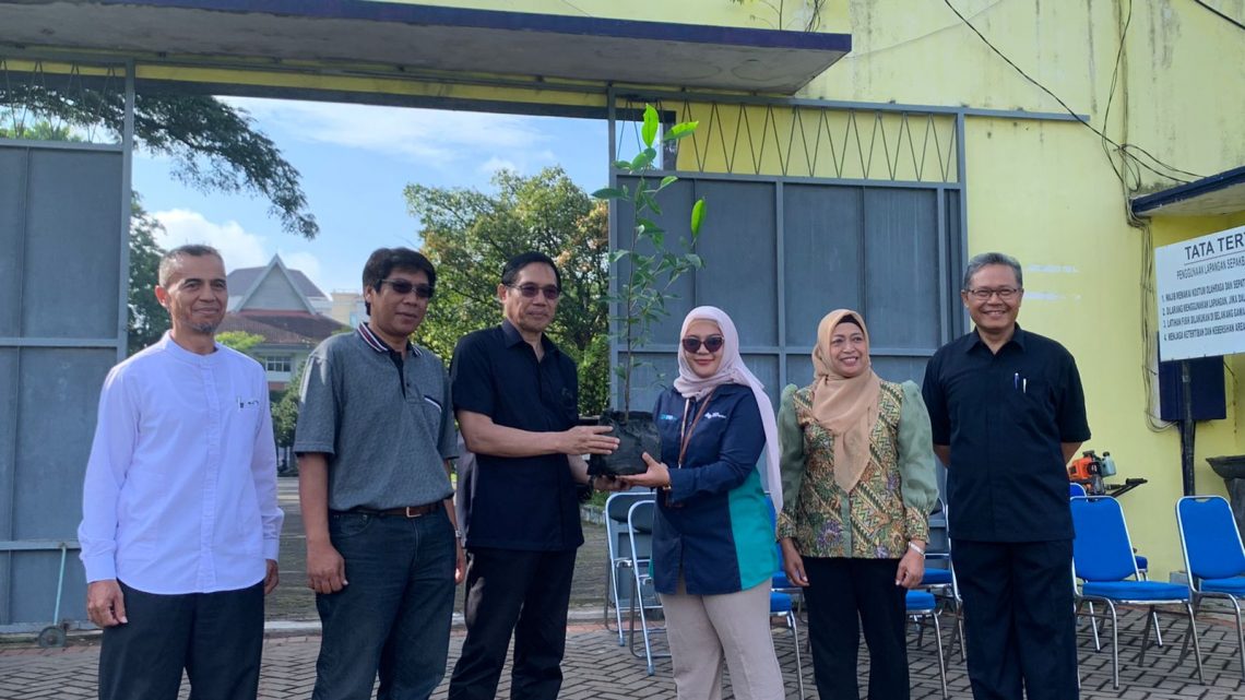 Peringati Hari Bumi UM Tanam 100 Pohon Buah Langka