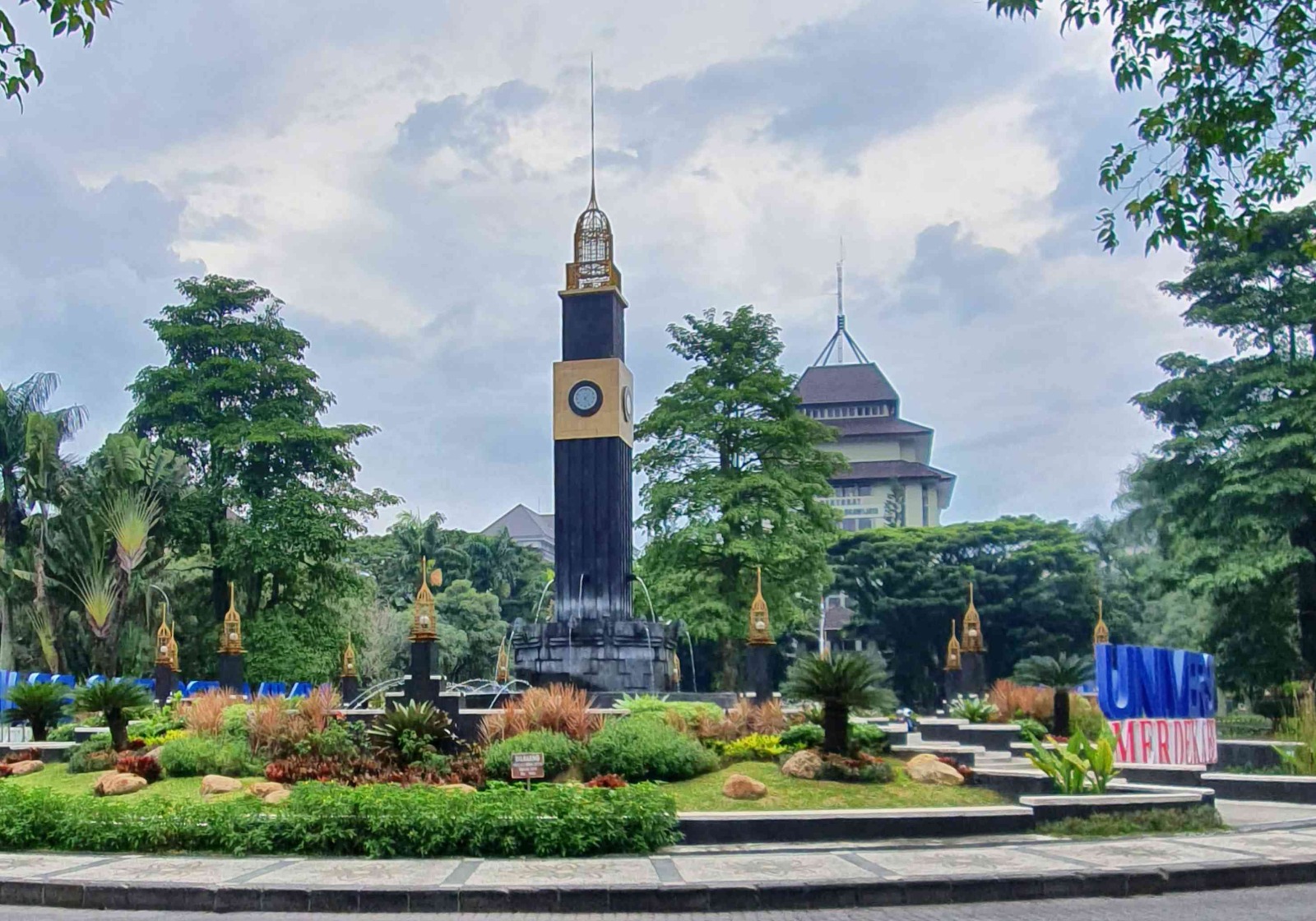 Miliki Prospek Kerja Luas, Ini 7 Rekomendasi Universitas dengan Jurusan Manajemen Terbaik di Jawa Timur 7 Universitas dengan Jurusan Manajemen Terbaik di Jawa Timur