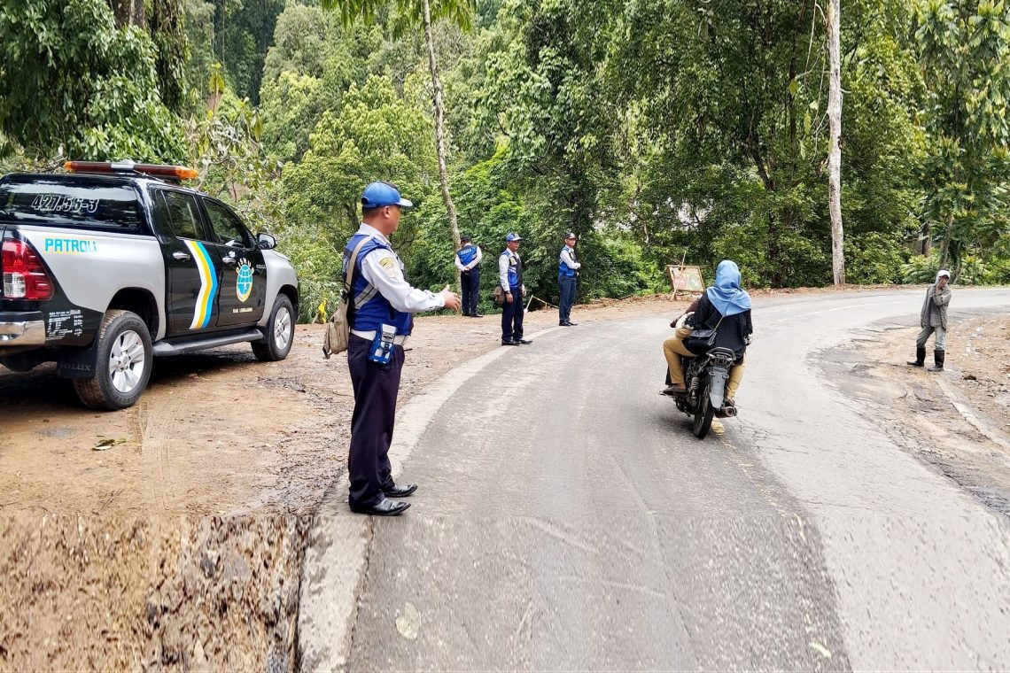 Imbas Tanah Longsor, Petugas Tutup Jalur Lumajang-Malang via Piket Nol 1 Lumajang-Malang.