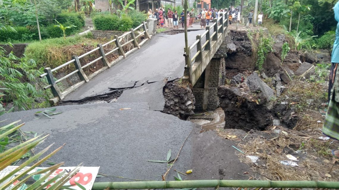 Infrastruktur Terganggu Akibat Banjir Lumajang, Berikut 10 Daftar Jembatan Rusak yang Dapat Dihindari saat Bepergian 1 Banjir Lumajang.