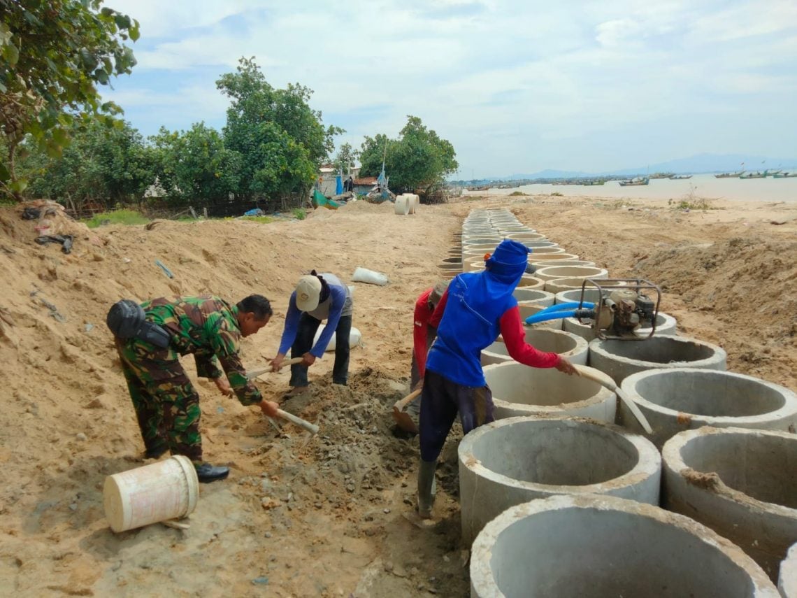 Tanggul laut.