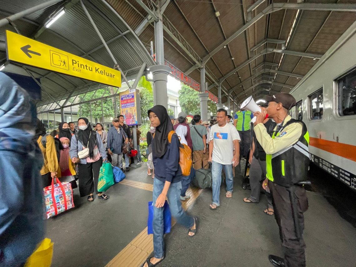 H-2 Lebaran Idulfitri 2024, Jumlah Penumpang Kereta Api di Daop 8 Surabaya Mulai Turun 1 Daop 8 Surabaya.
