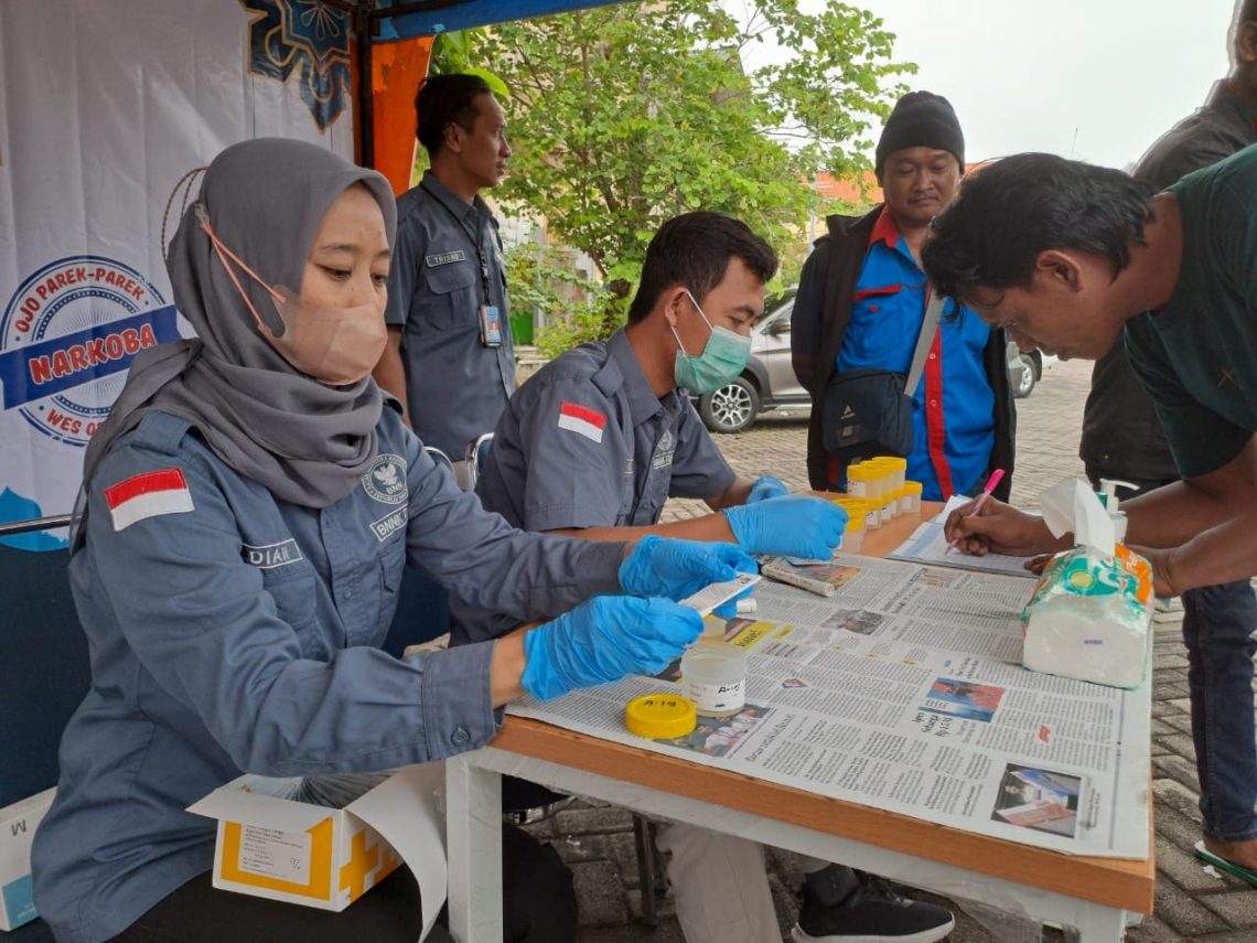 BNNK Tuban Tes Urine Puluhan Sopir Bus, Beri Rasa Aman dan Nyaman Penumpang saat Mudik 1 Tes urine.