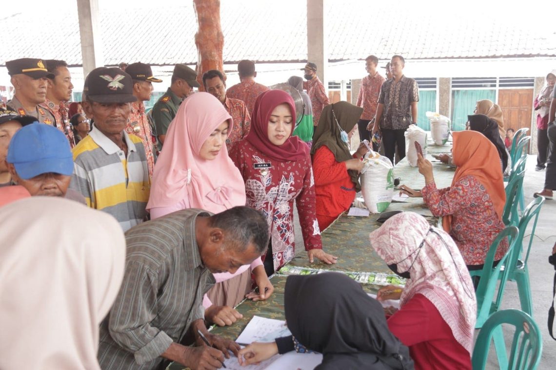 Penyaluran Cadangan Pangan Pemerintah di Mojokerto, Tiap Penerima Dijatah 10 Kilogram Beras 1 Cadangan pangan pemerintah.