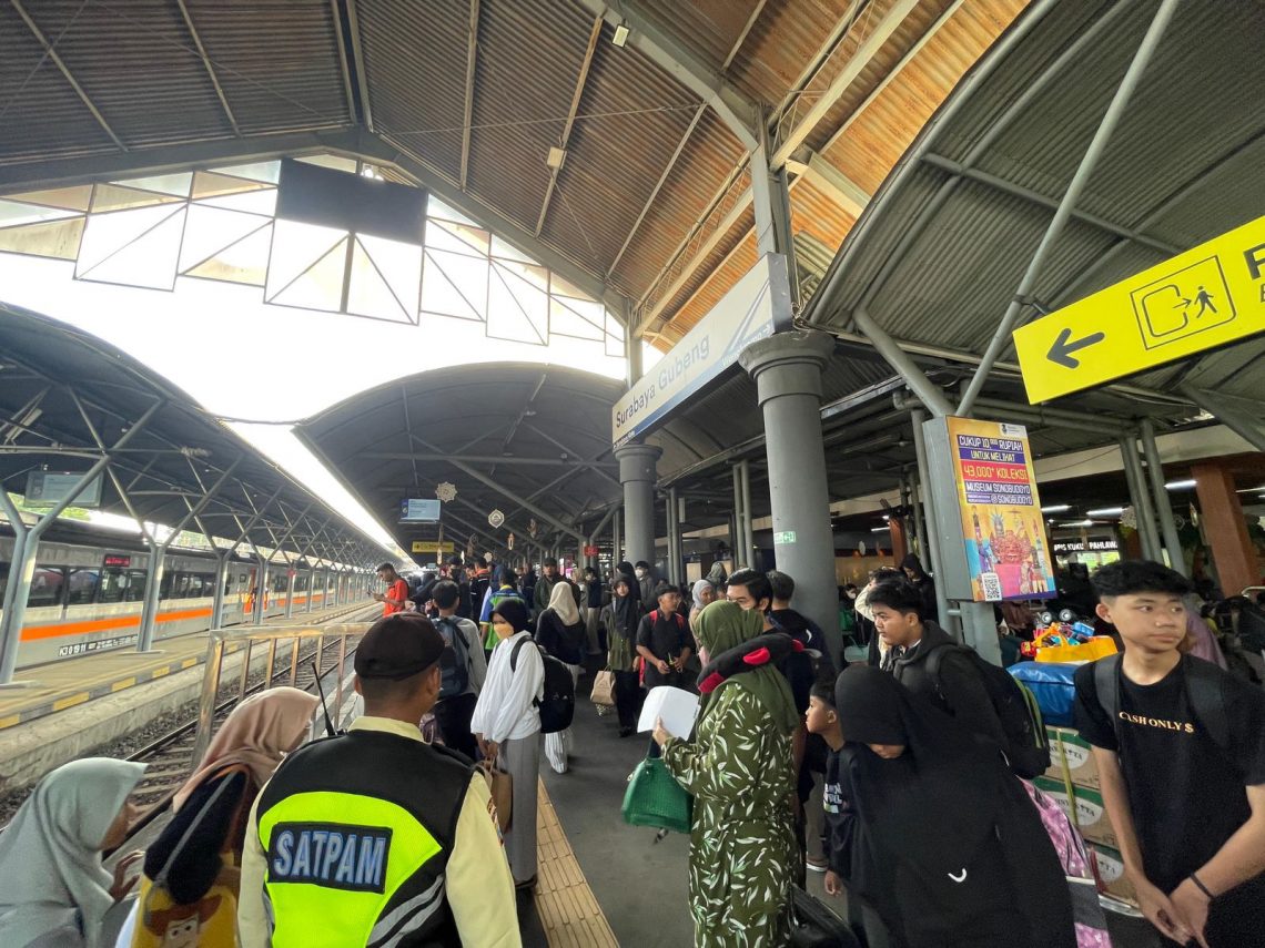 H-7 Lebaran 2024, 28.111 Penumpang Naik-Turun Padati Stasiun Daop 8 Surabaya 5 kereta api