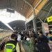 H-7 Lebaran 2024, 28.111 Penumpang Naik-Turun Padati Stasiun Daop 8 Surabaya 8 kereta api