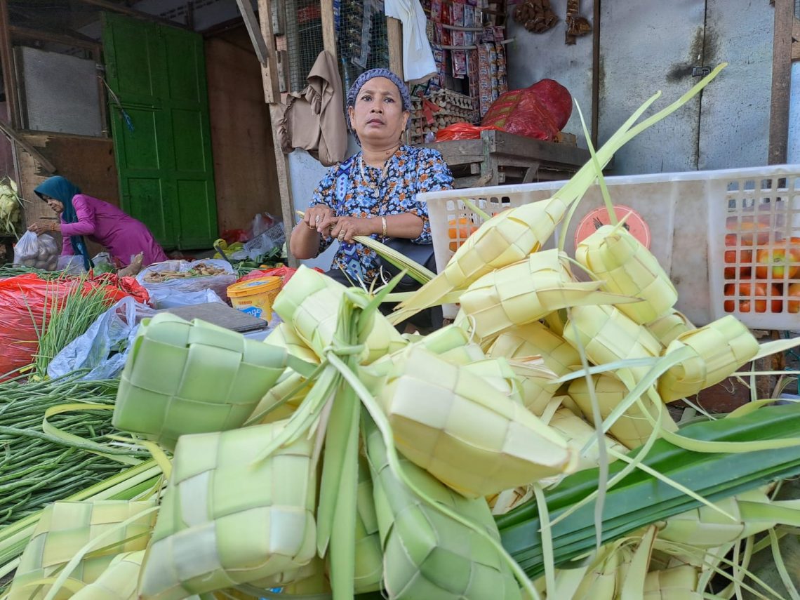 Penjual Selongsong Ketupat di Pasar Tuban Banjir Pesanan 1 Selongsong Ketupat