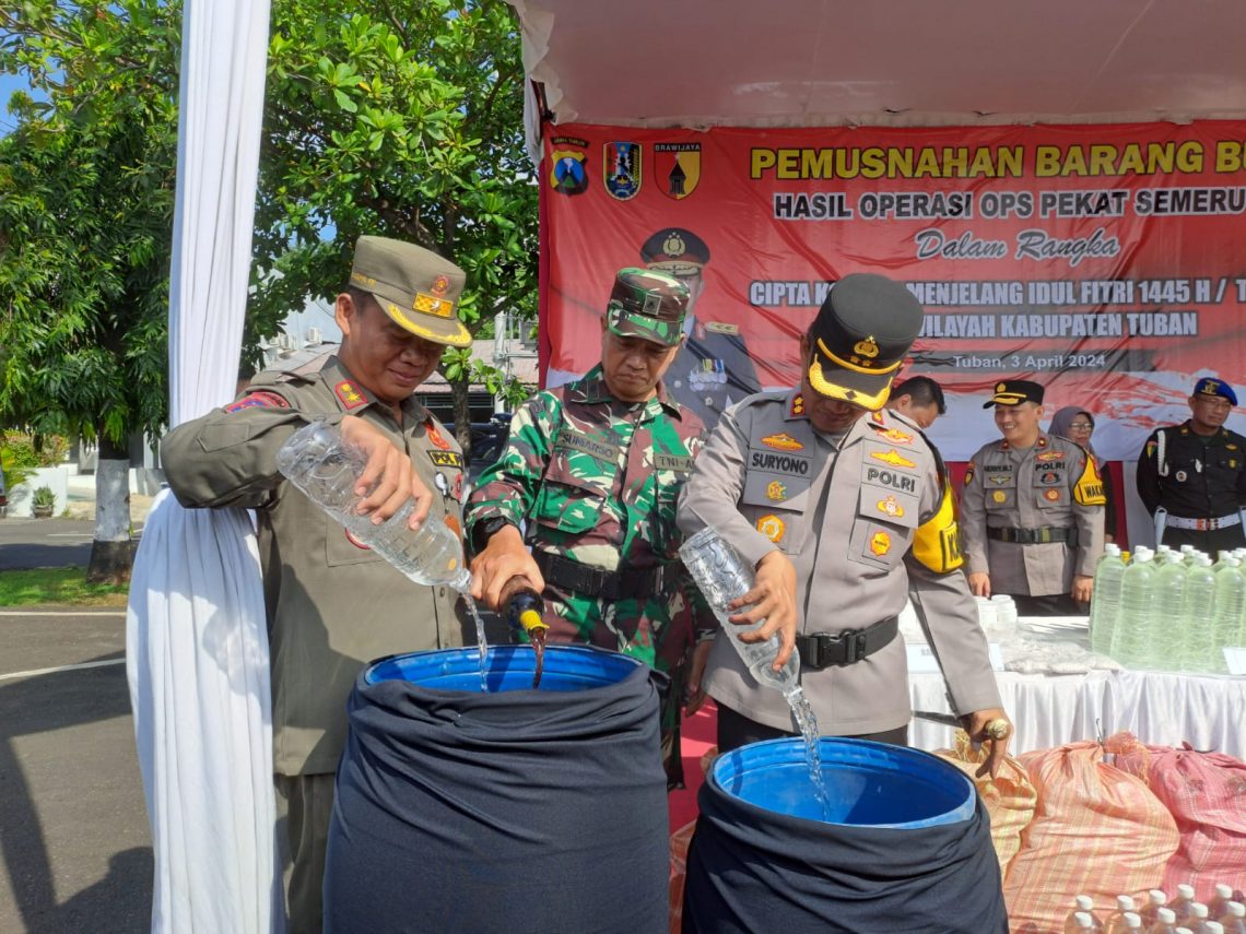 Ini Cara Polres Tuban Musnahkan Arak Sitaan Produksi Home Industri 1 Pekat