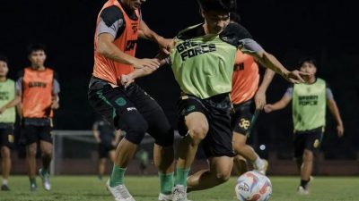 Tim Persebaya saat menjalani latihan di Lapangan Thor Surabaya