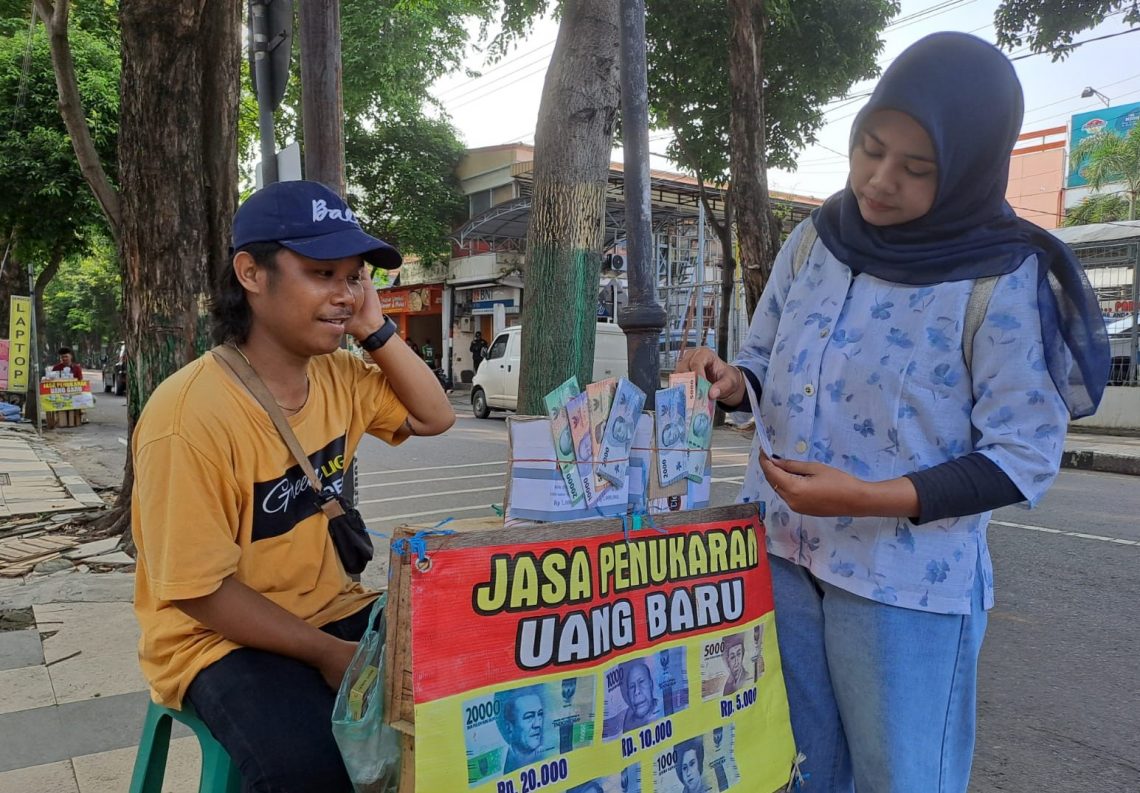 Dekati Lebaran, Jasa Penukaran Uang Baru di Tuban Makin Ramai Pelanggan, Pecahan Rp5 Ribu Paling Dicari 1 uang baru 1
