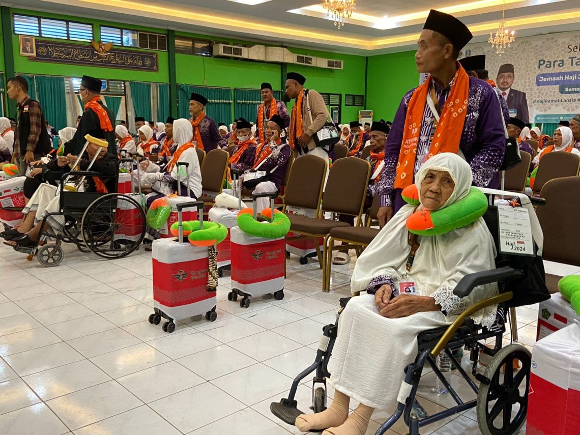 Ratusan Jamaah Haji 2024 Kloter 01 Embarkasi Surabaya Tiba di Asrama Sukolilo, Pasangan Suami Istri Ngaku Senang Menunggu 12 Tahun 1 Embarkasi Surabaya.
