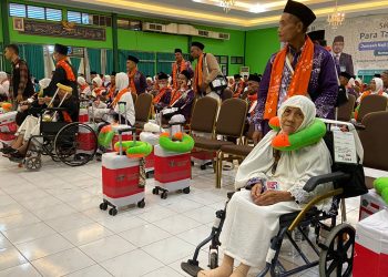 Ratusan Jamaah Haji 2024 Kloter 01 Embarkasi Surabaya Tiba di Asrama Sukolilo, Pasangan Suami Istri Ngaku Senang Menunggu 12 Tahun 1 Embarkasi Surabaya.