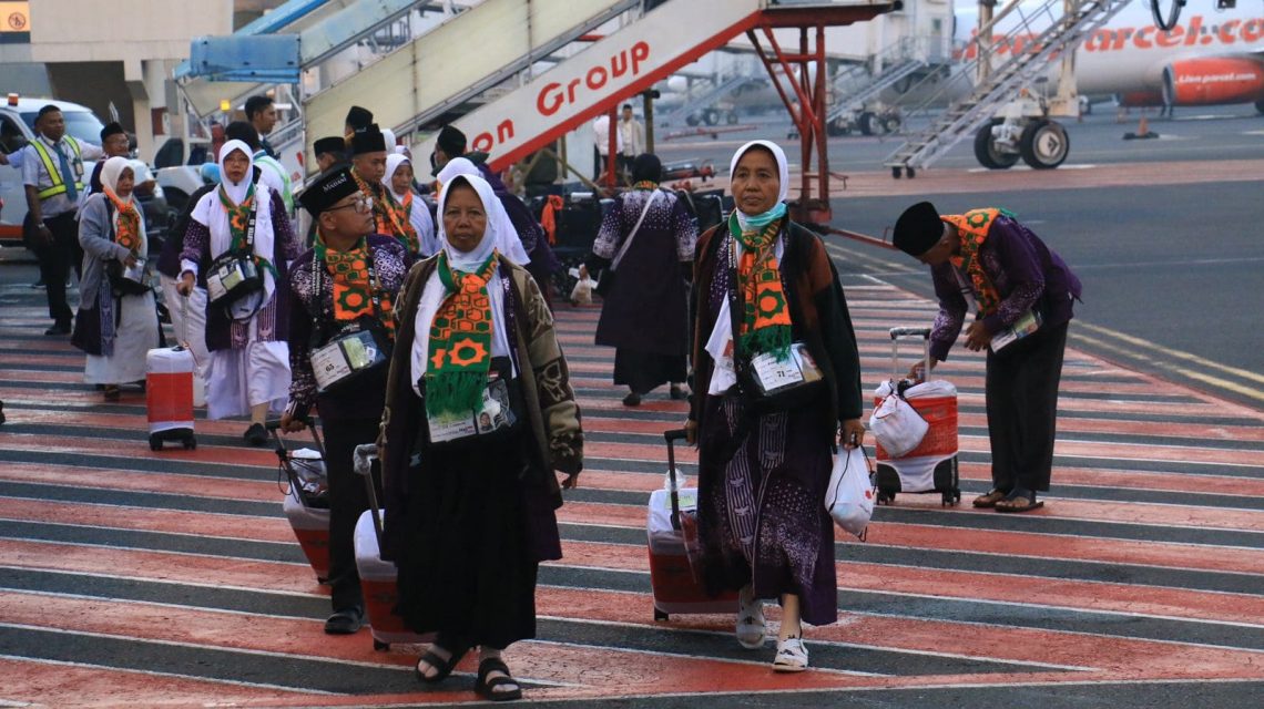 24.840 Jamaah Haji Embarkasi Surabaya Tuntas Berangkat, Ada 28 Orang yang Tertunda 1 Embarkasi Surabaya.