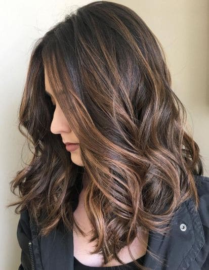 5 Inspirasi Warna Rambut Coklat Karamel untuk Wanita Kekinian 2024, Kulit Sawo Matang Tetap Tampil Cantik dan Elegan 3 Warna rambut coklat karamel 2024.