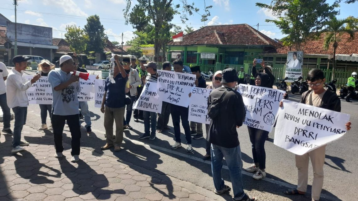 Puluhan Jurnalis di Pamekasan Gelar Demo Tolak RUU Penyiaran Dianggap "Bunuh" Kebebasan Pers 1 Jurnalis di Pamekasan.
